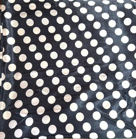 Toalha bolinha branca com fundo preto