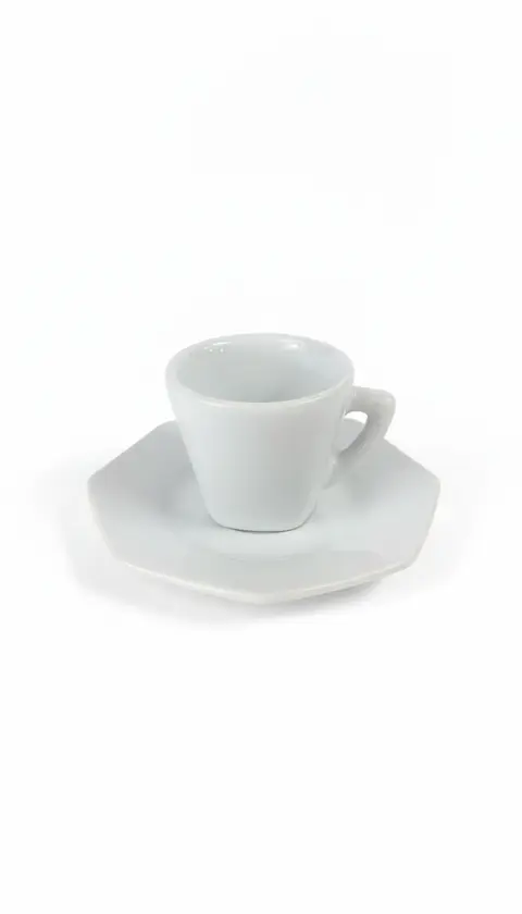 Xícara de café com pires oitavada